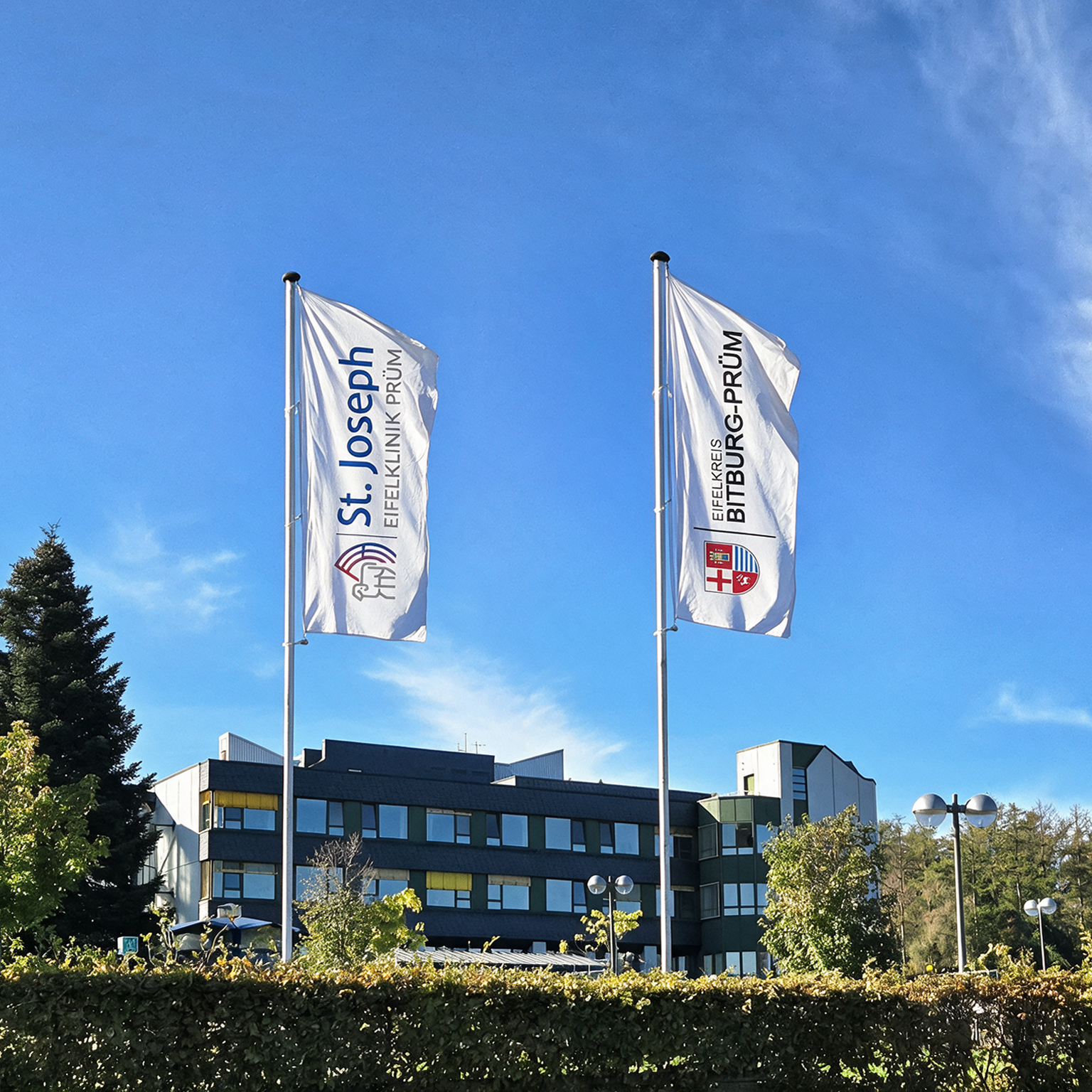 Fahnen vor der Eifelklinik in Pruem